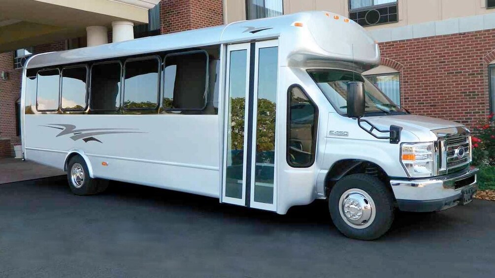Carregar foto 1 de 1. Private 24 Passenger Bus Transportation