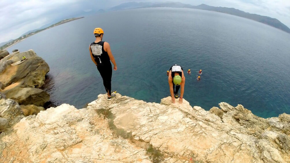 Foto 5 von 5 laden Two people getting ready to cliff dive