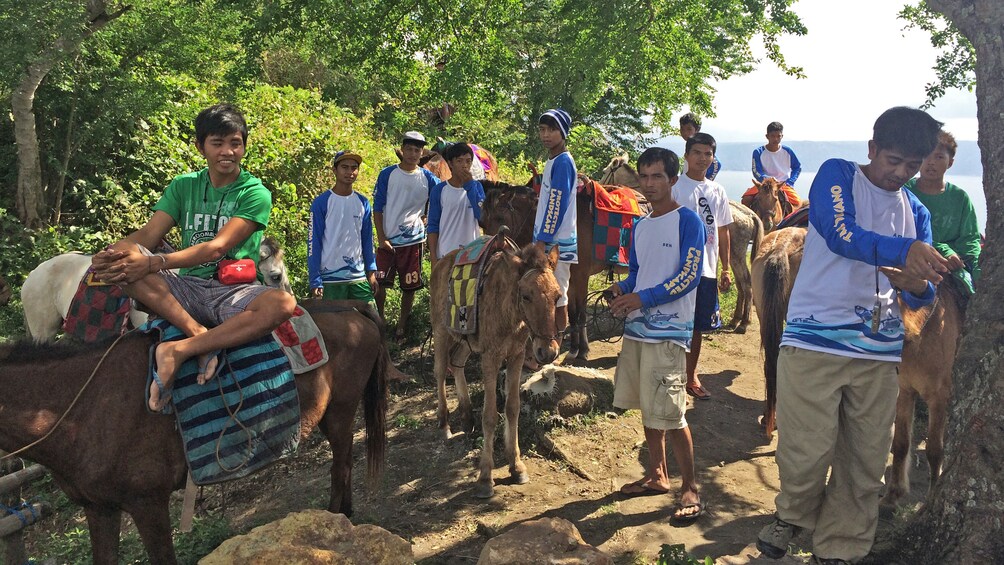 Show item 2 of 5. tour group in manila