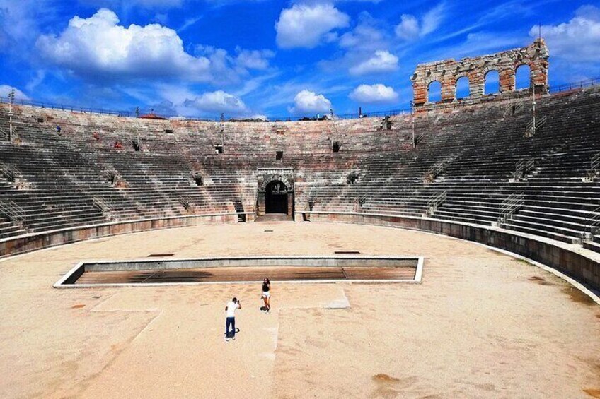 Tour to the Arena di Verona at the Gladiator's Time