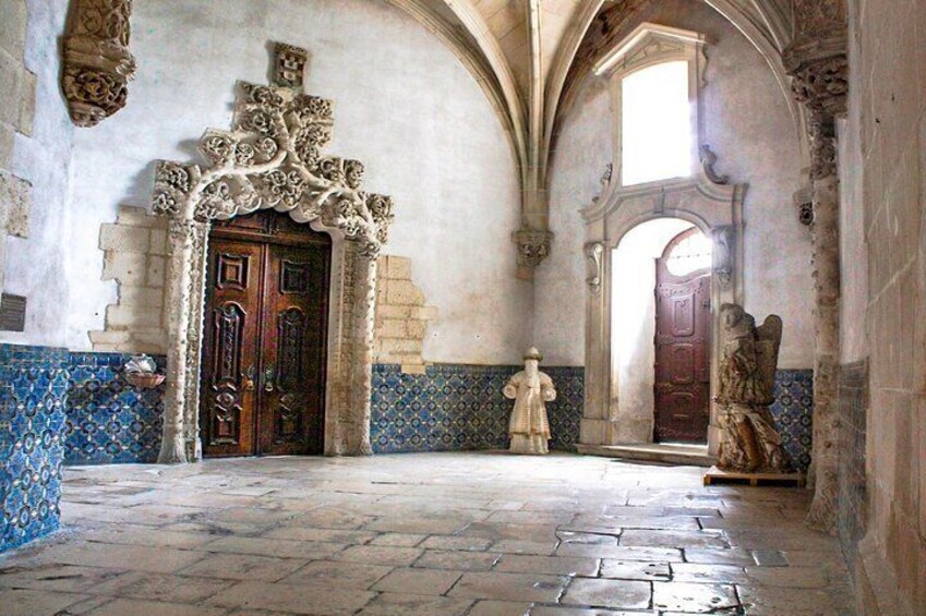 Nazaré and Alcobaça: between giant waves and one of the Monasteries of Portugal