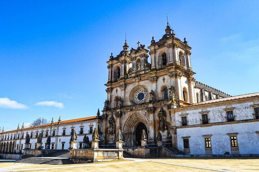 Nazaré and Alcobaça: between giant waves and one of the Monasteries of Portugal