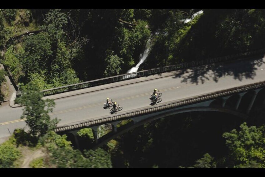 Ebike Tour to Multnomah Falls and 6 other falls on a scenic biway