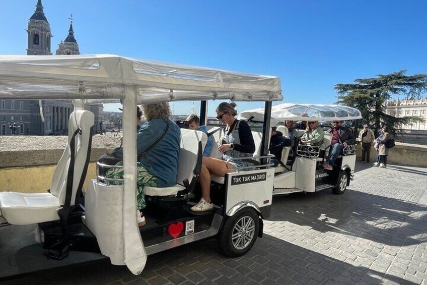 Tour en tuk-tuk electrico por MADRID MODERNO