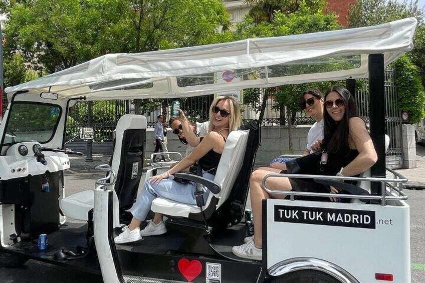 Tour en tuk-tuk electrico por MADRID MODERNO