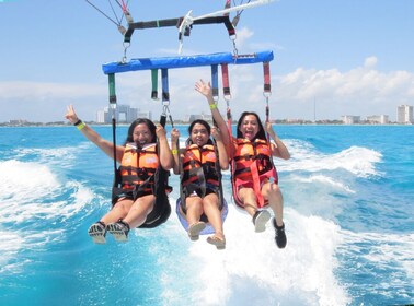 Aventura en Parasailing en Cancún junto a la playa