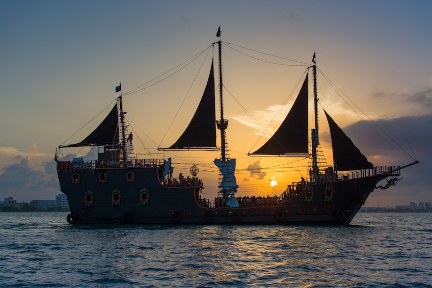 Jolly Roger Pirate Show & Dinner Cruise with Deluxe Open Bar
