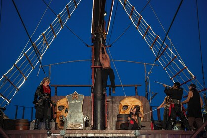 Piratshow og middagscruise med åpen bar - valgfri transport