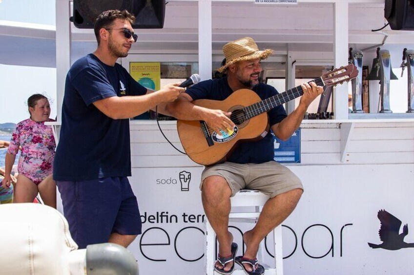 Paradise Tour 4h in Catamaran through Mallorca and Puerto Andratx with Lunch