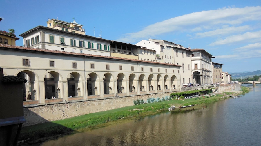Day view of the Ponte alle Grazie in Florence