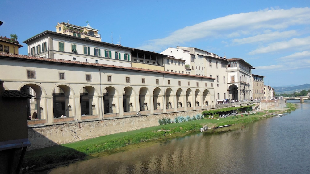 Day view of the Ponte alle Grazie in Florence 
