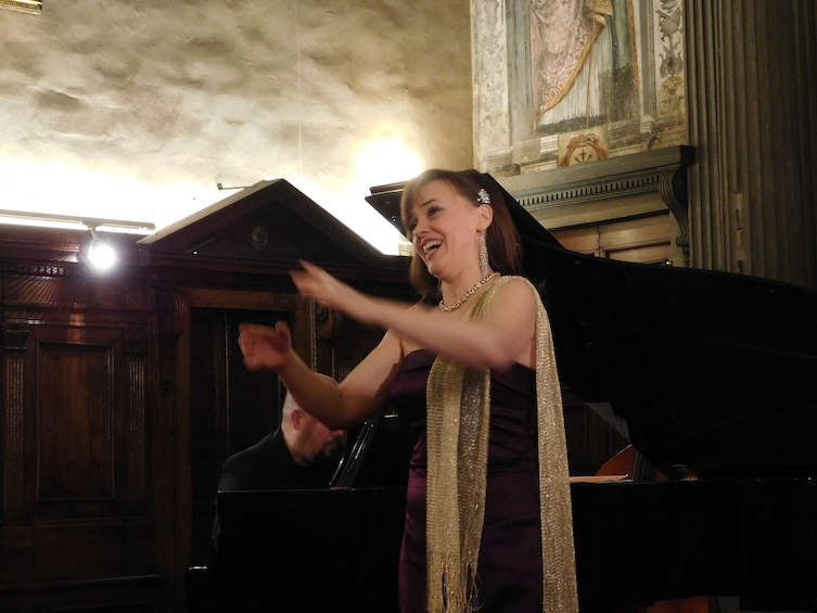 Pizza Dinner and Italian Opera Arias Concert in Florence