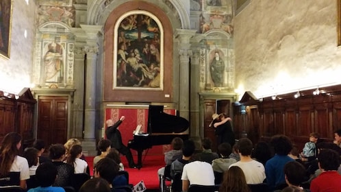 Pizza Dinner and Italian Opera Arias Concert in Florence