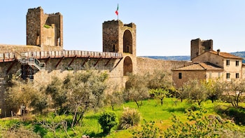 Tuscan Jewels Tour: Siena, Monteriggioni, San Gimignano & Pisa