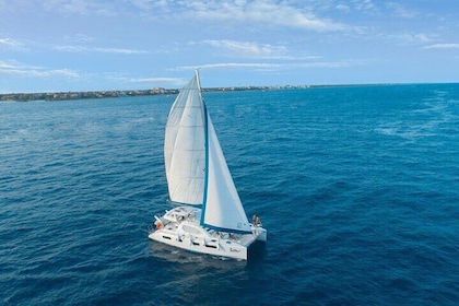 Halbtägiges Luxus-Segelerlebnis in Tulum mit offener Bar