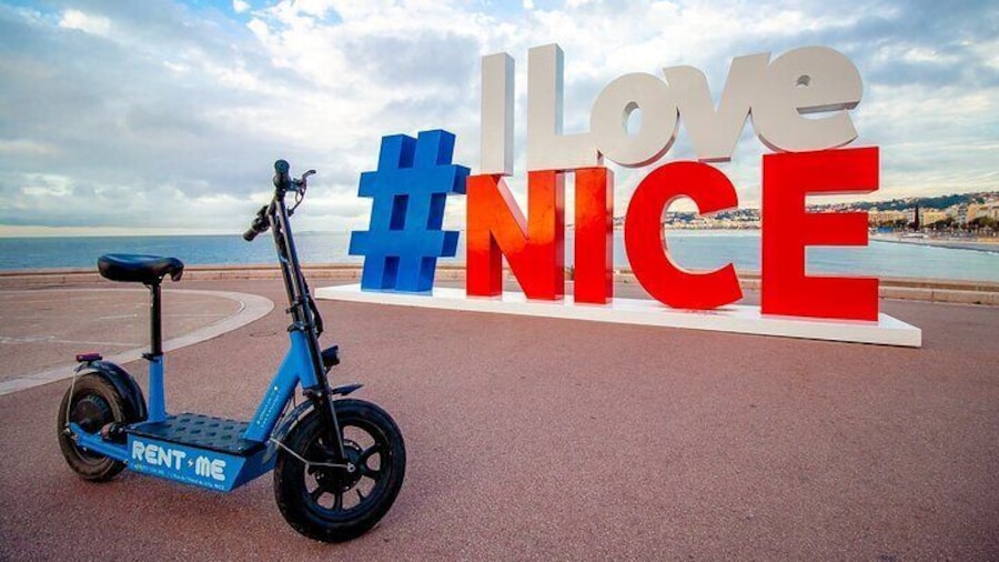 The famous #LoveNice on the Promenade des Anglais.