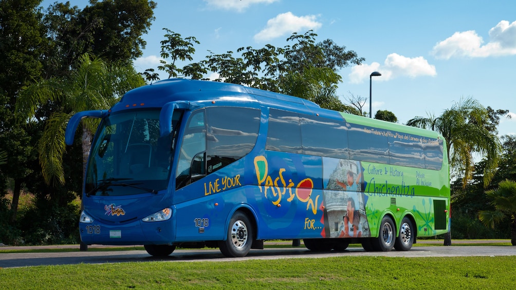 Charger l’élément 1 sur 9. A tour bus in Mexico