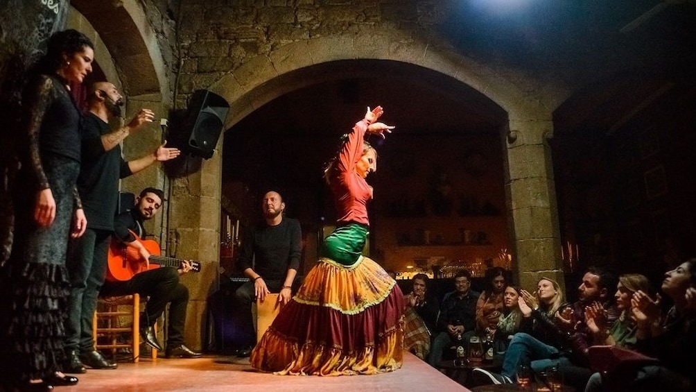 Barcelona Old Town Walking Tour, Flamenco Show & Tapas Tour