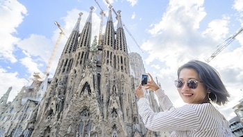 Barcelona E-Bike Highlights Tour & Sagrada Familia Tickets
