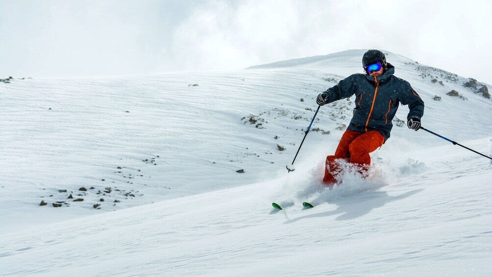 Cargar ítem 3 de 5. Man skiing downhill in Colorado