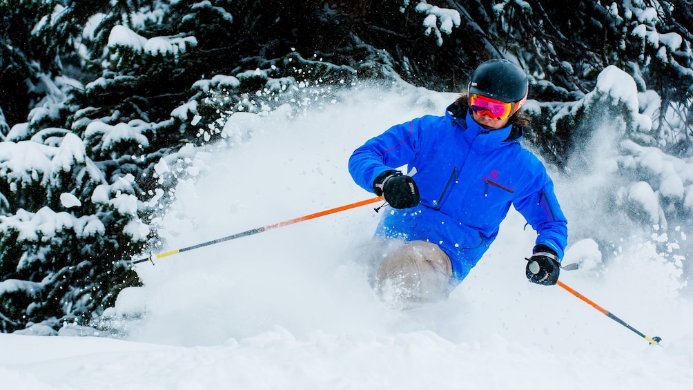 Cargar ítem 3 de 4. Visitor skiing on the Beaver Creek Ski adventure