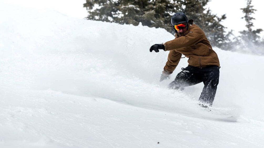 Cargar ítem 1 de 5. Man snowboarding