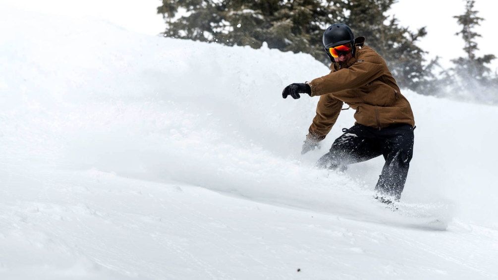 Cargar ítem 3 de 5. Snowboarder downhill