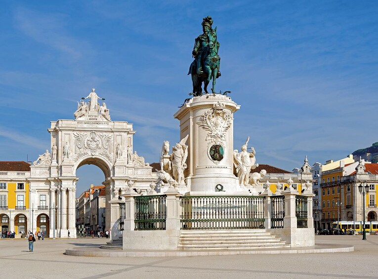 24-Hour Hop-On Hop-Off Bus Pass: Castelo & Alfama Districts