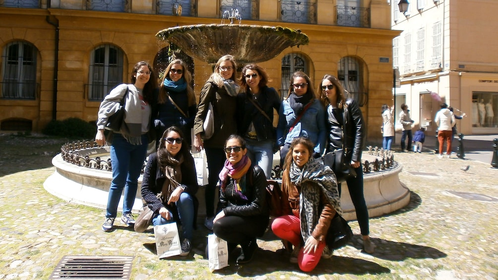 Charger l’élément 1 sur 5. Treasure hunting group in France next to a fountain