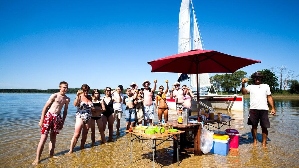 Charger l’élément 5 sur 5. Party people on Lacanau Lake