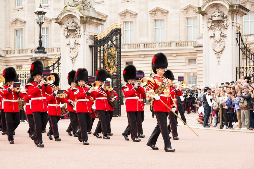 Changing of the Guard, Thames Cruise & Tower of London with Beefeater Tour