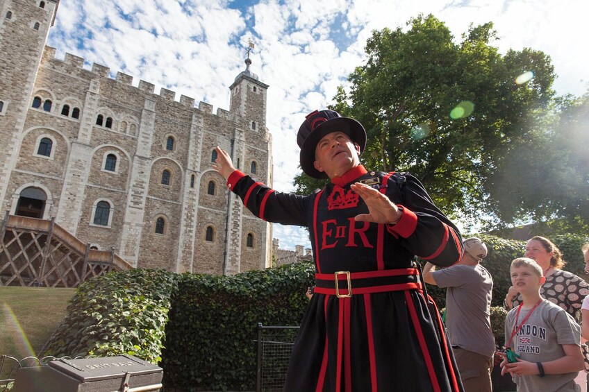 Changing of the Guard, Thames Cruise & Tower of London with Beefeater Tour