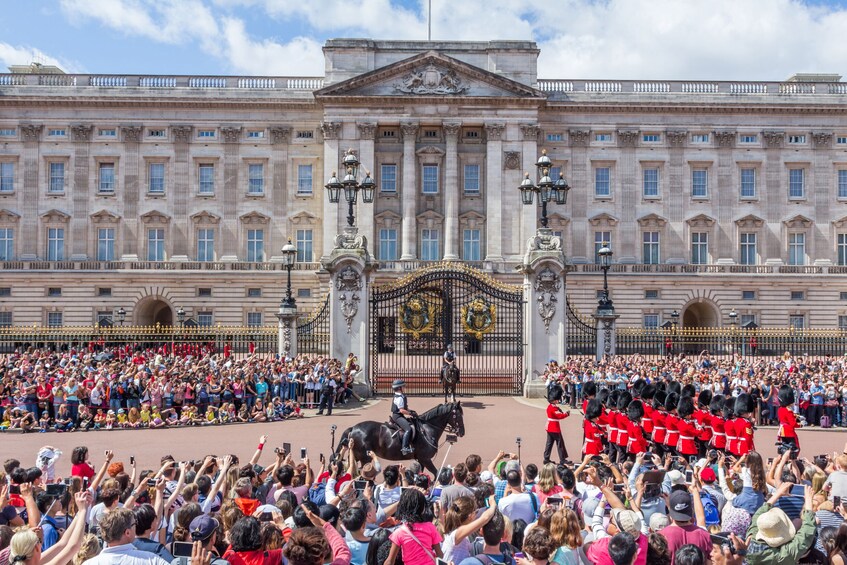 Changing of the Guard, Thames Cruise & Tower of London with Beefeater Tour