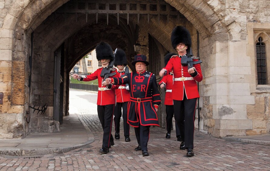 Changing of the Guard, Thames Cruise & Tower of London with Beefeater Tour