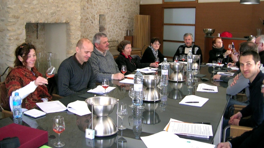 Charger l’élément 4 sur 4. Wine tasting group in Montpellier