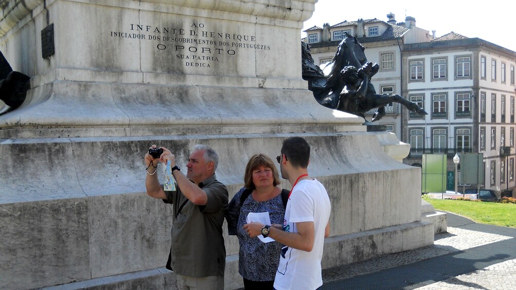 Charger l’élément 4 sur 5. Tour group next to a statue in Portugal