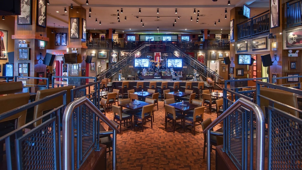 eating area surrounded by display cases in hard rock cafe in chicago 