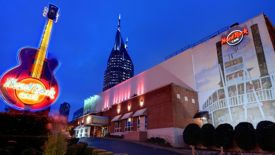 Exterior of the hard rock cafe in Nashville at night
