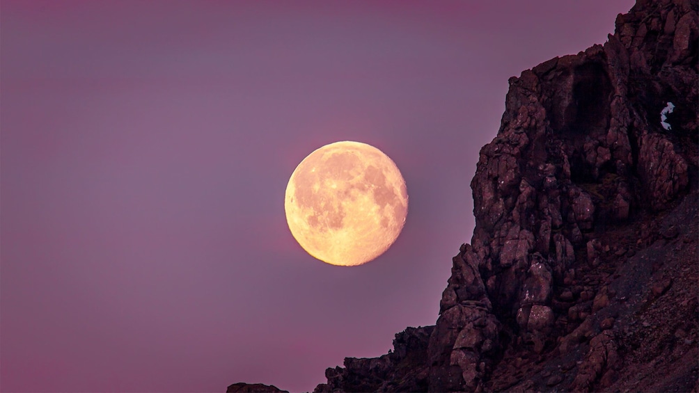 Full moon in Reykjavik 