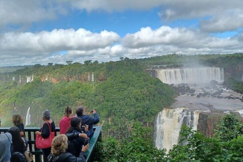 Iguaçu: Brazilian Side Falls, Boat Tour, Bird Park – Private (Also IGU Pickup)