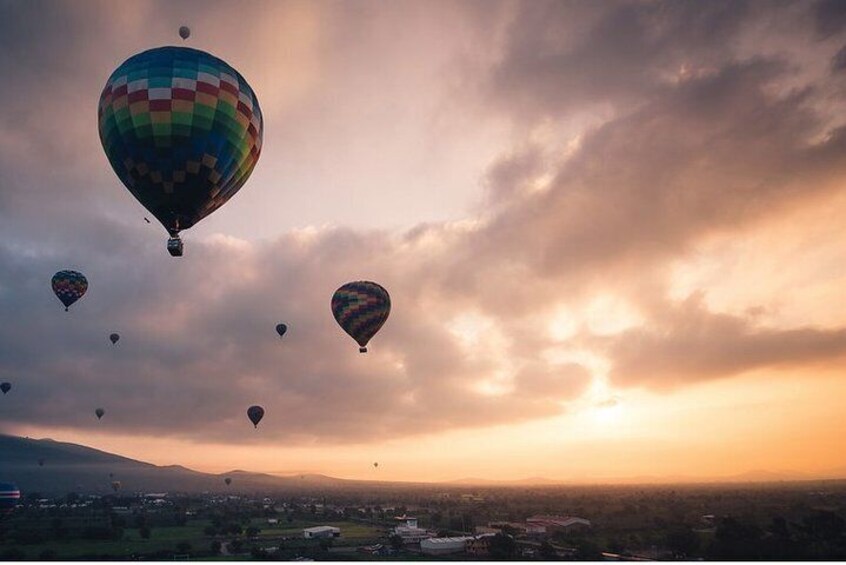 Teotihuacan shared Hot Air Balloon Ride and Private Tour