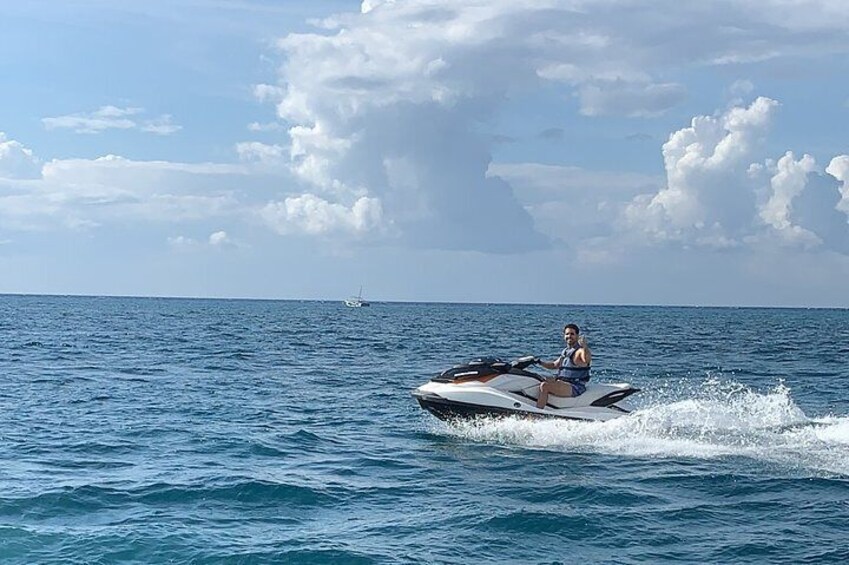 You can navigate the Cozumel sea at full speed.