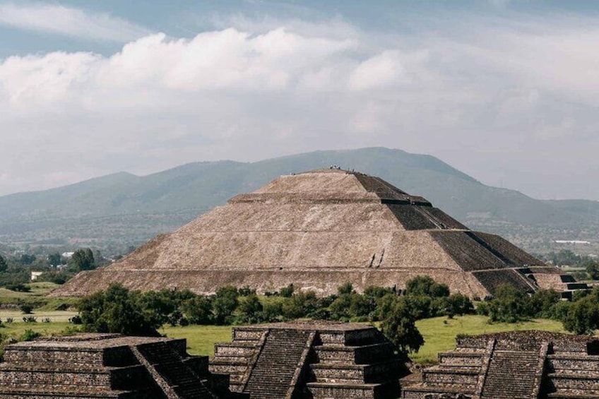 Teotihuacan, Tlatelolco, Guadalupe Shrine and Tequila Tasting Tour