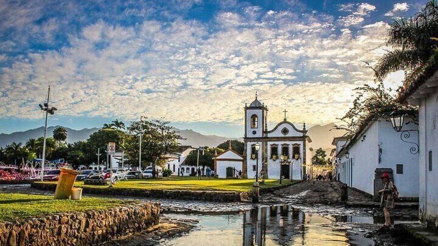 Shared transport from Paraty to Ilha Grande