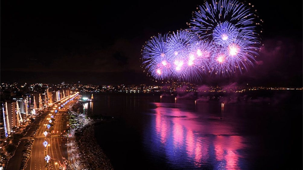 Carregar foto 2 de 5. Fireworks in Florianopolis