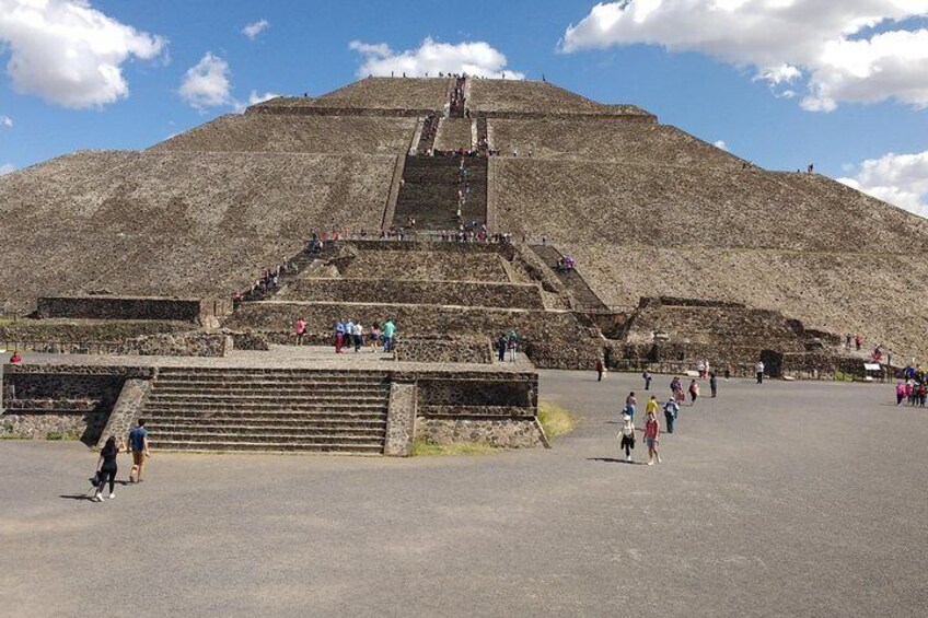 Tour in Spanish through the Pyramids of Teotihuacán, departing from Querétaro