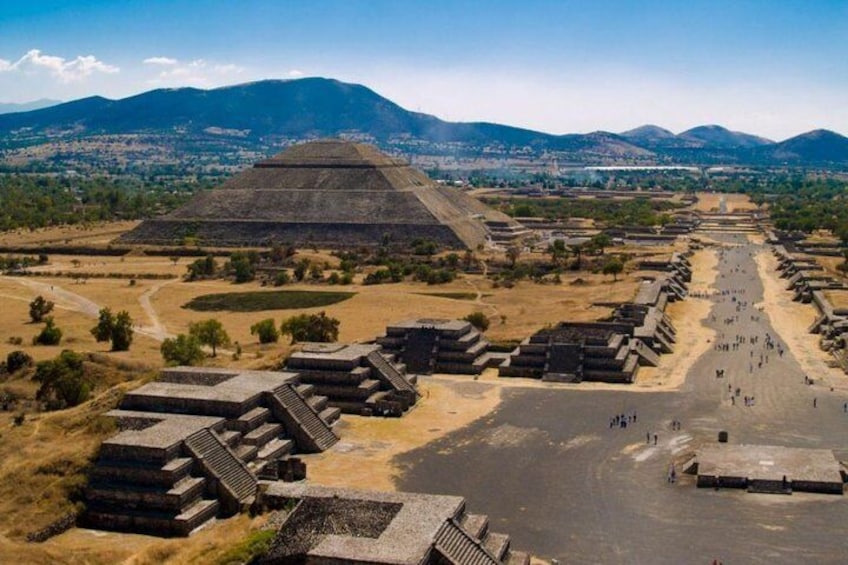 Tour in Spanish through the Pyramids of Teotihuacán, departing from Querétaro