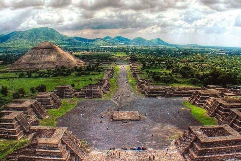 Tour in Spanish through the Pyramids of Teotihuacán, departing from Querétaro