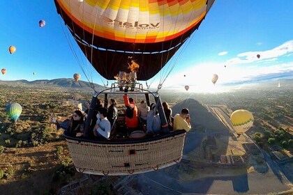 Ballonflug in Teotihuacán von Mexiko-Stadt