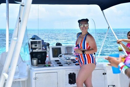 Incredible Party in Unlimited Catamaran to Isla Mujeres! + Transport